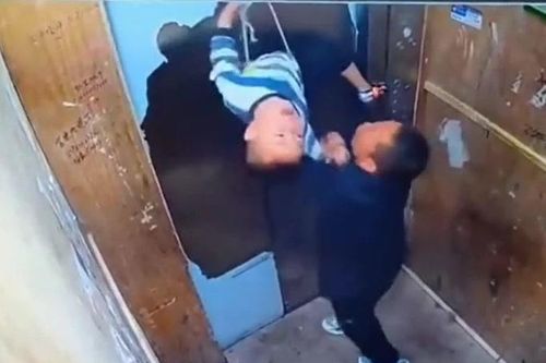 Ông lão phản ứng thần tốc cứu cháu trai khỏi bị kéo lơ lửng trong thang máy