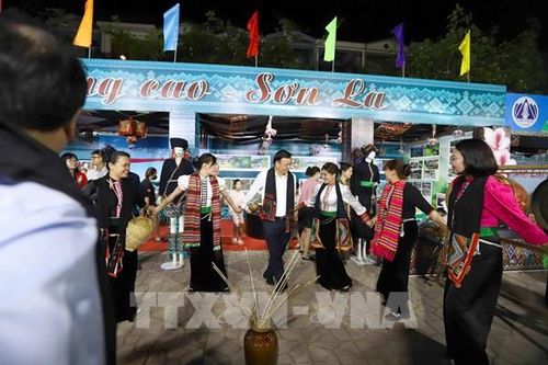 Sơn La: Đắm say đêm hội 'Hương sắc vùng cao' rực rỡ sắc màu