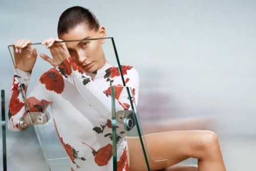 Hailey Bieber thả dáng táo bạo trong bodysuit hoa không quần