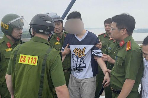 Thanh niên có biểu hiện bất thường trên cầu Nhật Tân, người mẹ hoảng loạn cầu cứu và cái kết