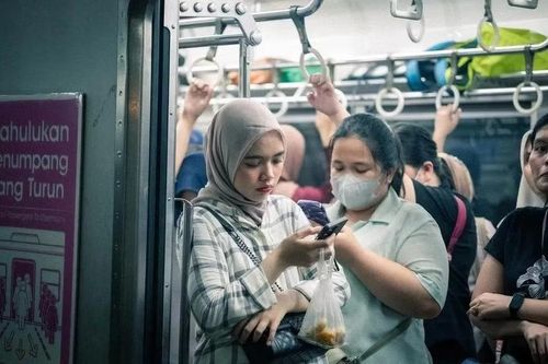 Giới trẻ Indonesia mắc kẹt trong vòng xoáy vay nợ online