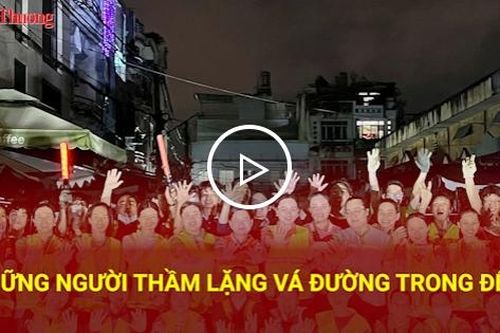 TP. Hồ Chí Minh: Những người thầm lặng vá đường trong đêm