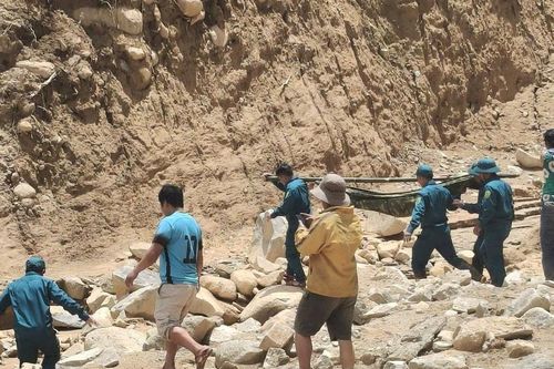 Dân quân xã Hùng Sơn khiêng bệnh nhân vượt 5km đường sạt lở đi cấp cứu