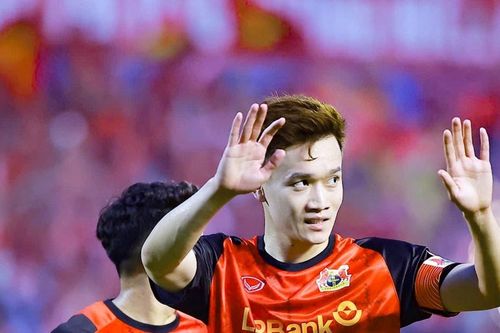 Ninh Bình hạ Hải Phòng 2-1: Hoàng Đức rực sáng rồi rời sân bằng cáng