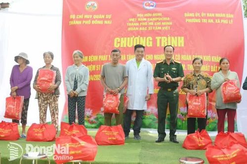 Bộ Chỉ huy Quân sự thành phố tặng quà, khám bệnh cho các hộ gia đình chính sách tại phường Trị An và xã Phú Lý
