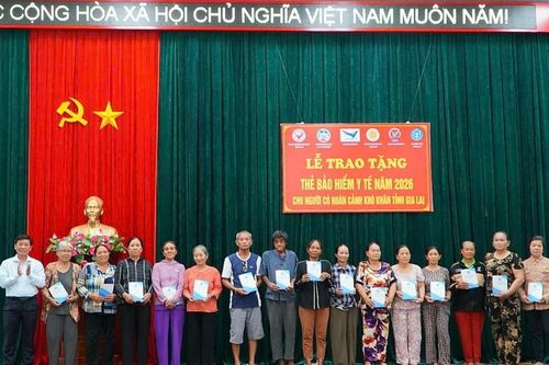 Gia Lai trao 331 thẻ BHYT cho người dân có hoàn cảnh khó khăn