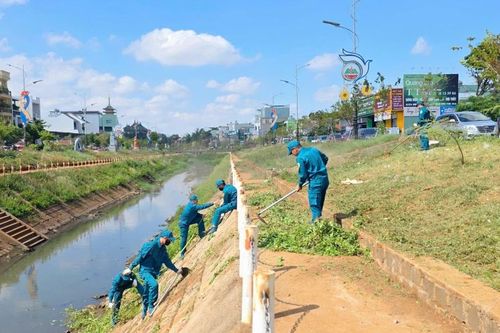 Hơn 210 cán bộ, chiến sĩ chung tay làm sạch môi trường bờ kè suối Hội Phú