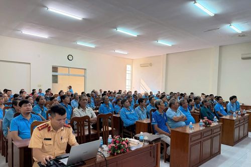 Công an Khánh Hòa tuyên truyền pháp luật giao thông cho hơn 200 tài xế xích lô