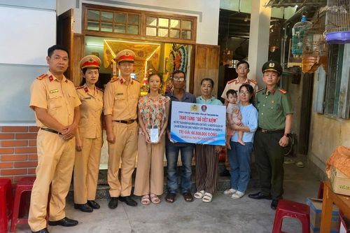Phòng Cảnh sát giao thông tặng sổ tiết kiệm cho gia đình Thiếu tá Nguyễn Xuân Hải