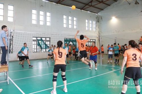 Khai mạc Giải bóng chuyền hơi cán bộ, hội viên nông dân, phụ nữ phường Đông Kinh năm 2026