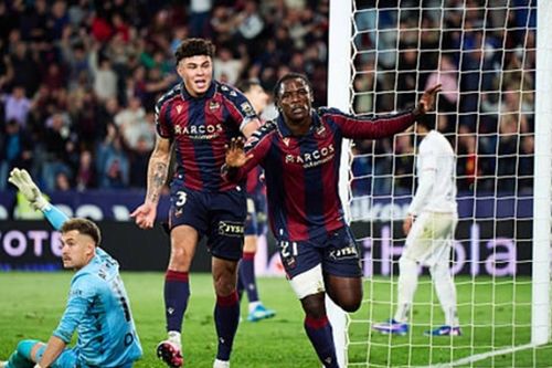 Levante ngược dòng kịch tính 3-2 trước Osasuna: Bước ngoặt từ tấm thẻ đỏ