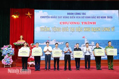 Đoàn công tác tỉnh Ninh Bình dâng hương tưởng niệm các Anh hùng liệt sĩ; thăm, tặng quà tại Đặc khu Bạch Long Vĩ