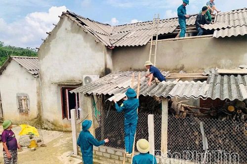 Bộ đội và dân quân khẩn trương hỗ trợ nhân dân sau mưa dông