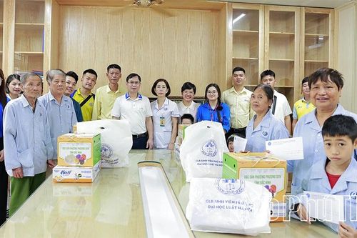 Chương trình 'Dệt lụa yêu thương - Mười năm kết dáng'