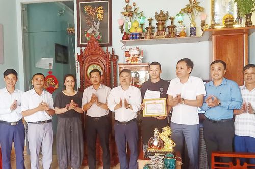 Khen thưởng đột xuất thanh niên dũng cảm cứu người bị đuối nước