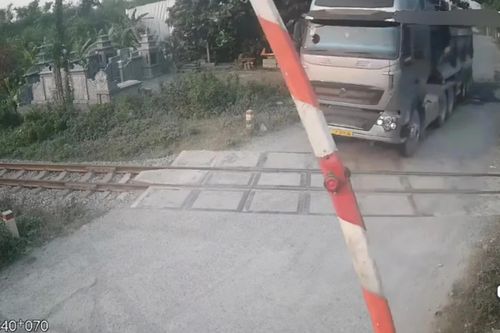 Phạt nặng hành vi cố tình vượt đường ngang khi có tín hiệu cảnh báo