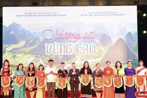 Khai mạc Liên hoan các câu lạc bộ dân vũ