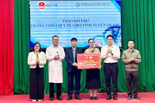 Đoàn công tác Bộ Y tế khám, chữa bệnh và trao tặng thiết bị y tế tại một số xã