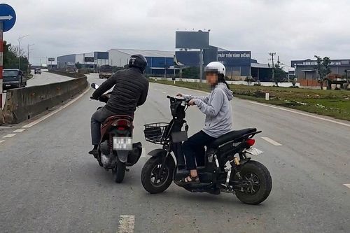 Xe máy điện bất ngờ cắt ngang đường bị ô tô húc văng