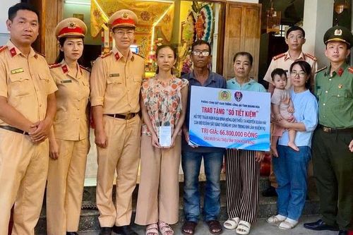 CSGT Khánh Hòa trao sổ tiết kiệm hỗ trợ gia đình cán bộ hy sinh khi truy bắt 'cát tặc'