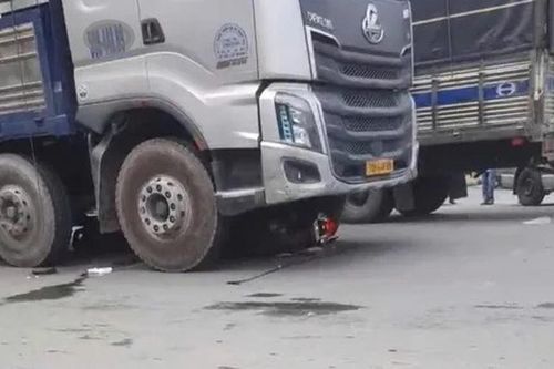 Va chạm với xe tải, người phụ nữ tử vong thương tâm