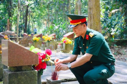 Bộ Chỉ huy Quân sự TP Đồng Nai tặng quà, khám bệnh cho các gia đình chính sách tại Trị An và Phú Lý