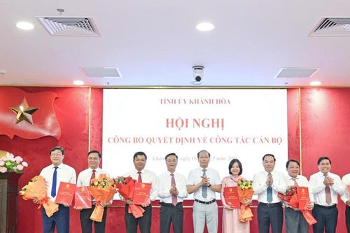Khánh Hòa công bố các quyết định về công tác cán bộ