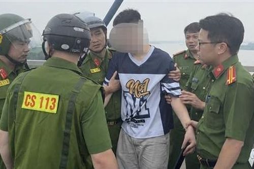 Cảnh sát phản ứng nhanh ngăn cản kịp thời nam thanh niên lên cầu tự tử