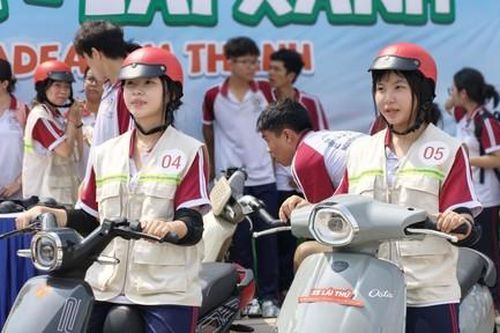 CSGT TPHCM đến trường học hướng dẫn, tuyên truyền học sinh lái xe an toàn