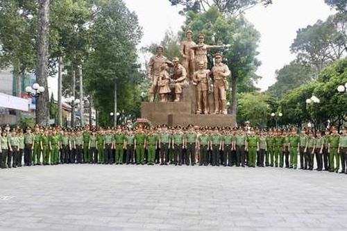 Cụm Thi đua số 1 - Bộ Công an: Dâng hoa tại Tượng đài 'Vì Bình yên cuộc sống'