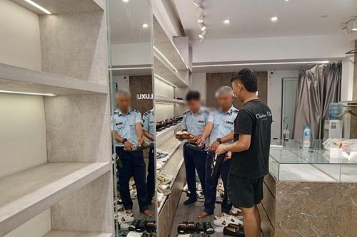 Hà Nội: Phát hiện cửa hàng kinh doanh 140 sản phẩm thời trang giả mạo thương hiệu