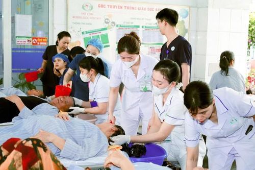 Hơn 400 người bệnh được cắt tóc, gội đầu miễn phí tại bệnh viện