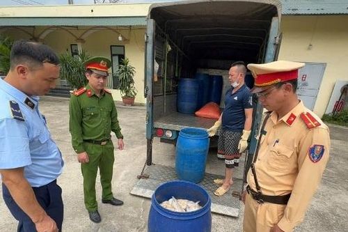 Hưng Yên: Phát hiện hơn 1 tấn lòng lợn có dấu hiệu phân hủy đang được vận chuyển mang đi tiêu thụ