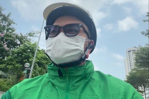 Chàng trai bỏ việc quản lý, đi chạy xe ôm công nghệ