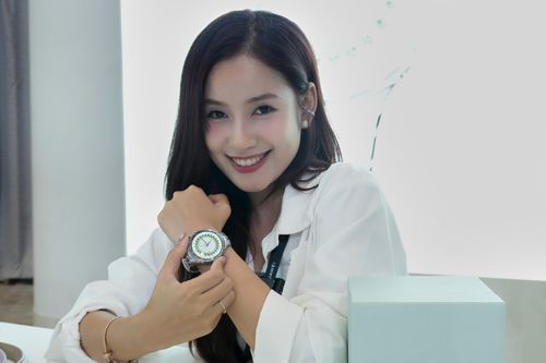 Smartwatch đính kim cương giá gần 5.000 USD