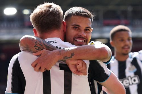Newcastle trụ lại Premier League