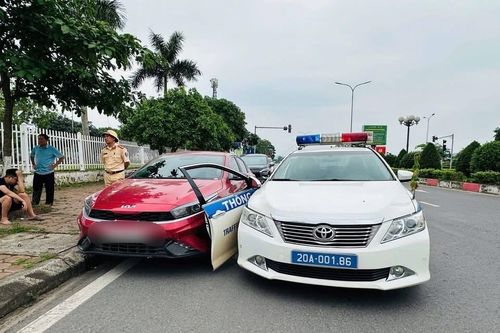 Ma men lái ô tô bỏ chạy rồi đâm vào xe CSGT ở Thái Nguyên