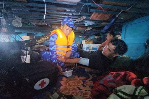 Cảnh sát biển kịp thời hỗ trợ tàu cá Quảng Nam bị va chạm trên biển Trường Sa