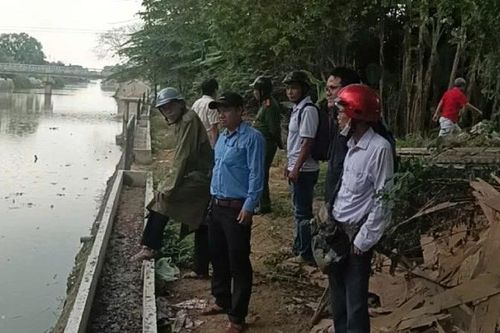 Sau vụ nhổ hoa súng, Huế tiếp tục xử lý người vứt hàng trăm vỏ chai bia xuống sông