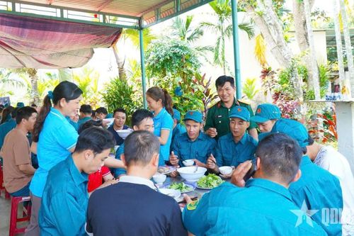 Chăm lo bữa ăn của dân quân mùa huấn luyện