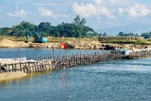 Khẩn trương hoàn thành đập ngăn mặn trên sông Vĩnh Điện