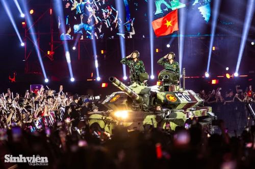 Tái hiện khoảnh khắc 'đi giữa vòng tay nhân dân' tại concert 'Sao nhập ngũ 2026'