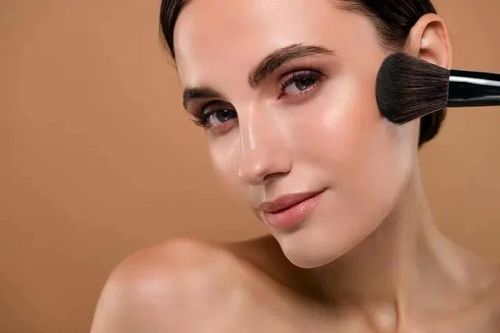 Bí quyết 'Hack' chục tuổi chỉ với kỹ thuật đánh má hồng cho phụ nữ sau tuổi 40