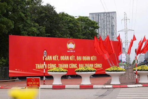 Cờ hoa, pano phủ kín nhiều tuyến phố Hà Nội trước thềm Đại hội MTTQ Việt Nam