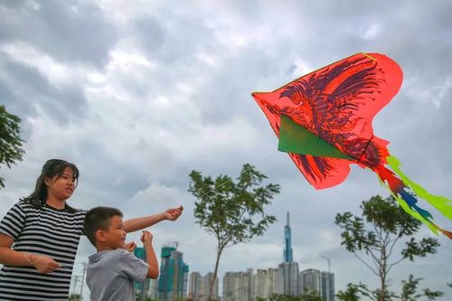 Bay cao giữa trời mùa hạ