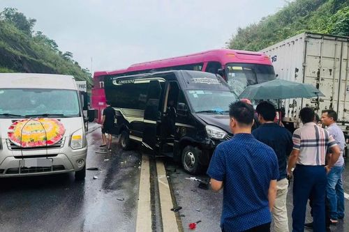 Dầu loang trên cao tốc Nội Bài - Lào Cai, 4 ô tô va chạm liên hoàn