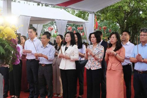 Bộ trưởng Bộ Y tế dự Chương trình khám bệnh 'Vì một Việt Nam khỏe mạnh hơn' tại đền Bia (Hải Phòng)