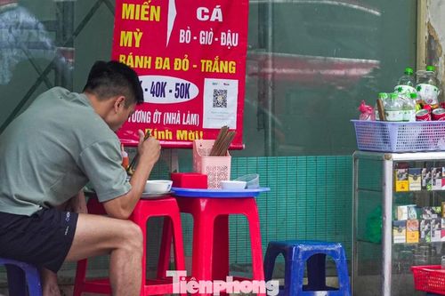 Thực khách 'co cụm' sau đợt siết vỉa hè ở Hà Nội
