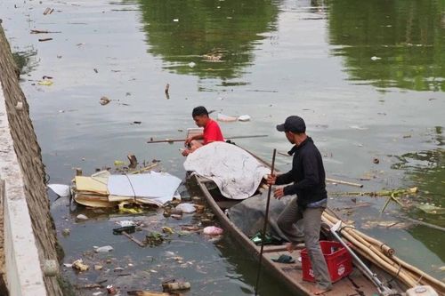 Xử phạt người đàn ông đổ gần 100 vỏ chai bia xuống sông tại Huế