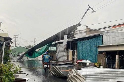 Mưa giông kèm lốc xoáy làm 47 căn nhà bị sập và tốc mái